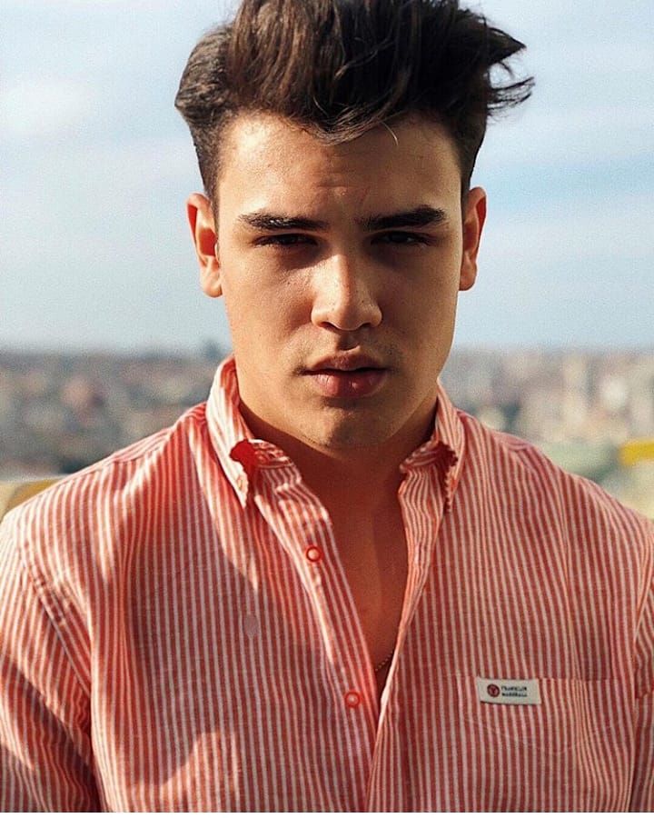 Kaç yürek yandı bakışına ya da kaç yürek esir düştü gamzene🌹 <a href="/atakanhosgoren/">Atakan Hoşgören</a>