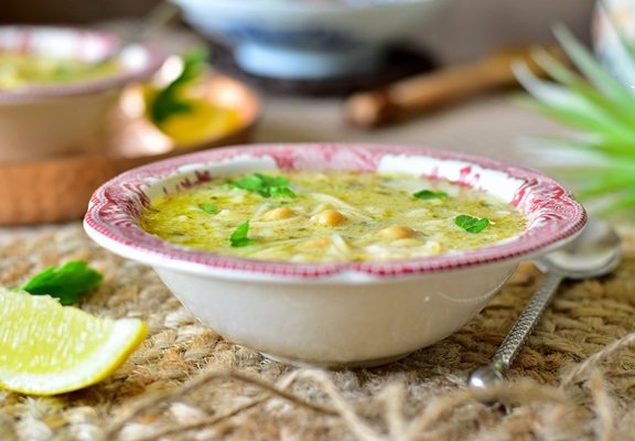 CHORBA BAIDArecette typiquement Algéroise . Chorba beida est parfumée à la cannelle et en fin de cuisson on ajoute ce qu’on appelle el-akda un mélange de jus de citron, persil et jaune d’oeuf afin de lier la sauce.