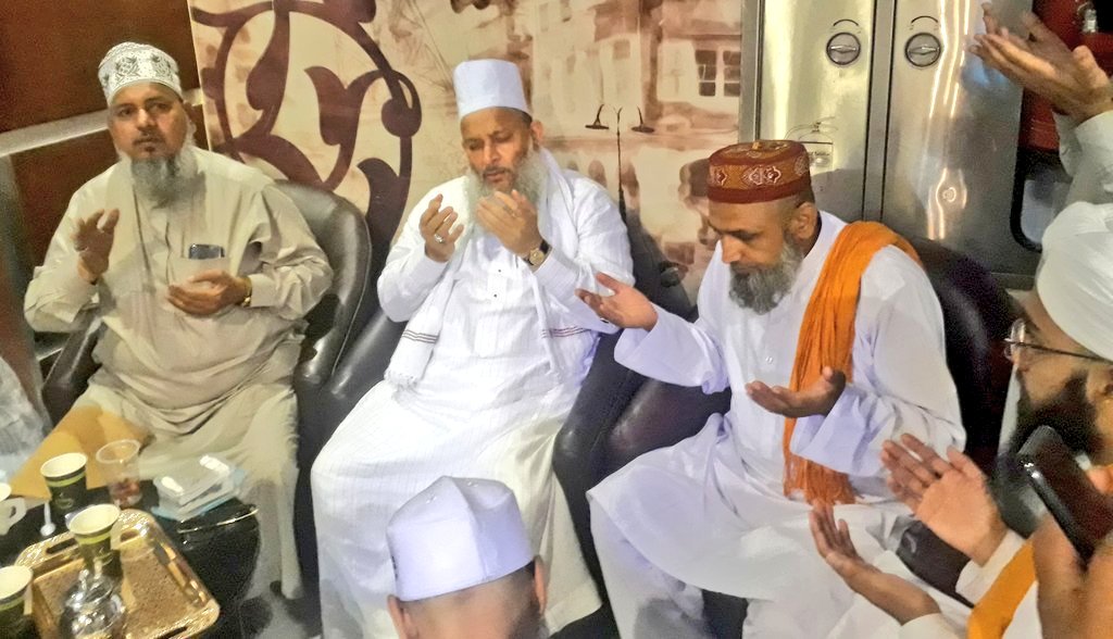 SunniUlama's tweet photo. مدینہ شریف:شہزادہ غوث الوری الشاہ مفتی محمود اشرف الاشرفی الجیلانی دامت برکاتہم عالیہ مرکزی زیب سجادہ کچھوچھہ شریف انڈیا سے صاحبزادہ پیر محمداعجازاشرفی خلیفہ آستانہ عالیہ کچھوچھہ شریف کی اہم ملاقات
جسمیں کئی اسلامی عالمی موضوعات پر تفصیلی گفتگوہوئی
اختتام پرحضرت نے دعا فرمائی https://t.co/8vYOwSOK7E