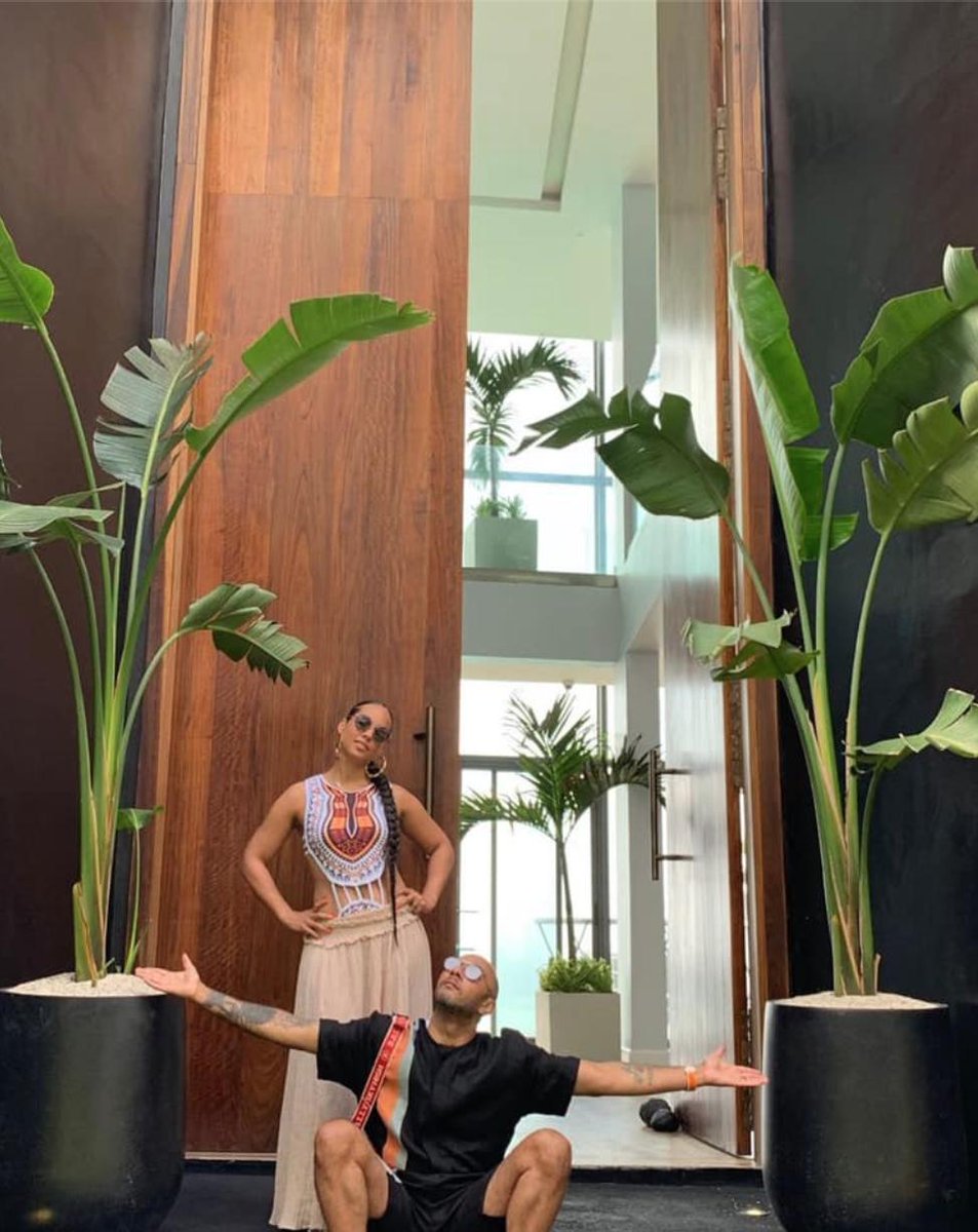 dembagueye's tweet photo. When i see @aliciakeys, @THEREALSWIZZZ &amp; @NaomiCampbell enjoying my country, i'm so proud to see #Senegal being more and more attractive for artists all over the world. 
Bravo to @Kehindewiley for opening his art residency in #Africa. #BlackRockSenegal 🔥🔥✊🏾🇸🇳 
#kebetu https://t.co/oRtzXy0RgA