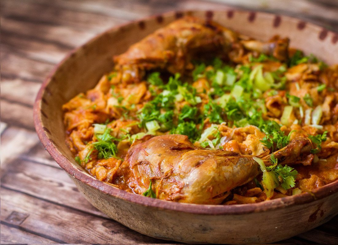 CHEKHCHOUKHAUn mets de fête se composant de pâte émiettée, arrosée de sauce rouge à la viande, épicée, de pois chiches et, dans quelques régions, de courgettes, de carottes et de navets, ou encore de pommes de terre, et généralement servie avec du petit lait (leben).