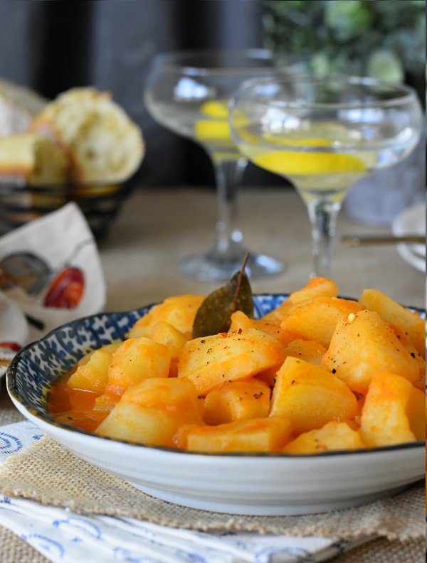 CHTITHA BATATABatata jwaz est un plat qui existe sur tout le territoire Algérien. Ce plat simple est composé d’une dersa, pomme de terre ainsi que du concentré de tomate.