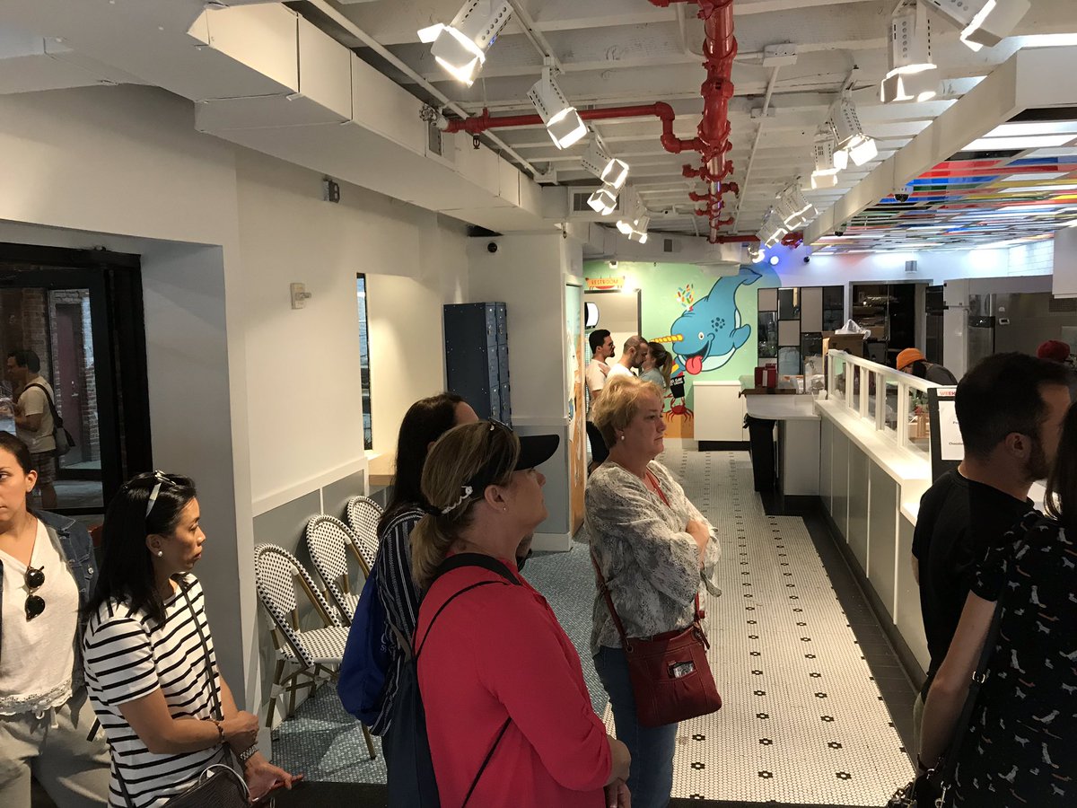 i_ugalde's tweet photo. This happens when employees are not provided correct training @biggayicecream 15 ppl in line and only 2 actually being served (plus a bunch of lost clients) https://t.co/Hccwd0fFNF