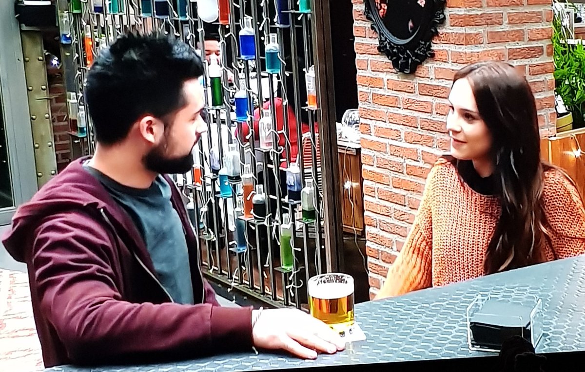 DR_JohnSmith_'s tweet photo. #FirstDates905 Parecían majos, pero creo que van a ser muy, muy rarunos. https://t.co/Ks2JgHIkhN