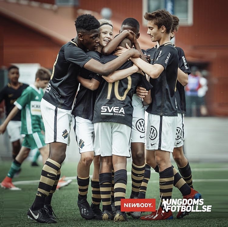 coachRooble's tweet photo. Lennart Johansson Academy Trophy helgen i en bild? Varsågod. Tillsammans, för att prestera. (Detta efter Isaks frisparksmål mot Rapid Wien SK från Österrike)? https://t.co/I3POYJgX4t