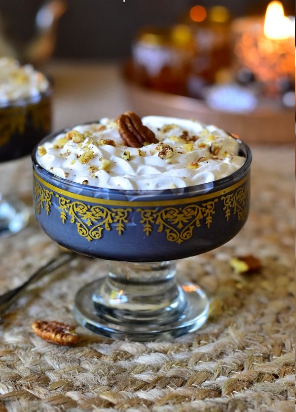 JAWZIAUne confiserie Constantinoise composée de blanc d’oeuf miel, sucre et fruits secs amandes ou encore noix, c’est à la base du nougat typiquement algérien. fut dans le temps une douceur qui faisait partie des tables royales des beys et portait le nom de "madinat el hawa".