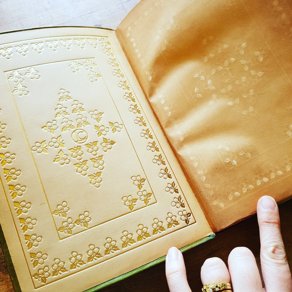 hb_bookbinding's tweet photo. An upcoming commission, this image is the original cover from a 1912 binding. This clearly shows how the leather doublures have affected the paper endpaper, a halo of the tooling is now "burnt" into them!
#bookbindingcommission #bookbinding #paperandleather #goldtooling #reliure https://t.co/jI3mjoEms5