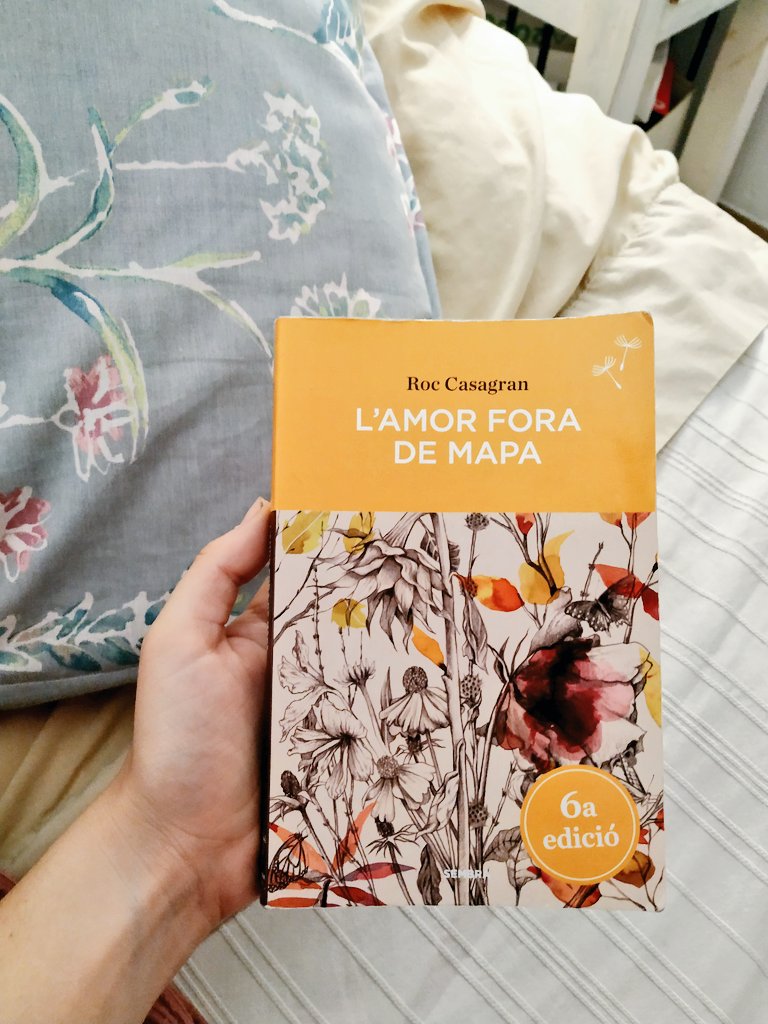 bellver_7's tweet photo. Me'l tornaria a llegir dues i tres vegades més! Obra d'art del @roccasagran, trobar-se entre les línies ha estat intens💫 #LamorForaDeMapa https://t.co/m0fT8qrHTU