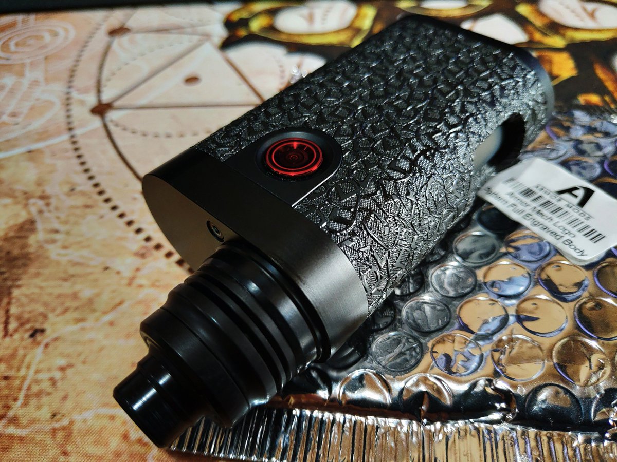 mackorin92's tweet photo. やっとArmor mechのengraved Sleeve げっとん♪　ここまで何度リスト外れたことか。。さっそく換装　感無量 #vape #Armormods #Armormech 　中身開封確認、更に関税かかったのは驚きｗ https://t.co/ouiuSRjSfH