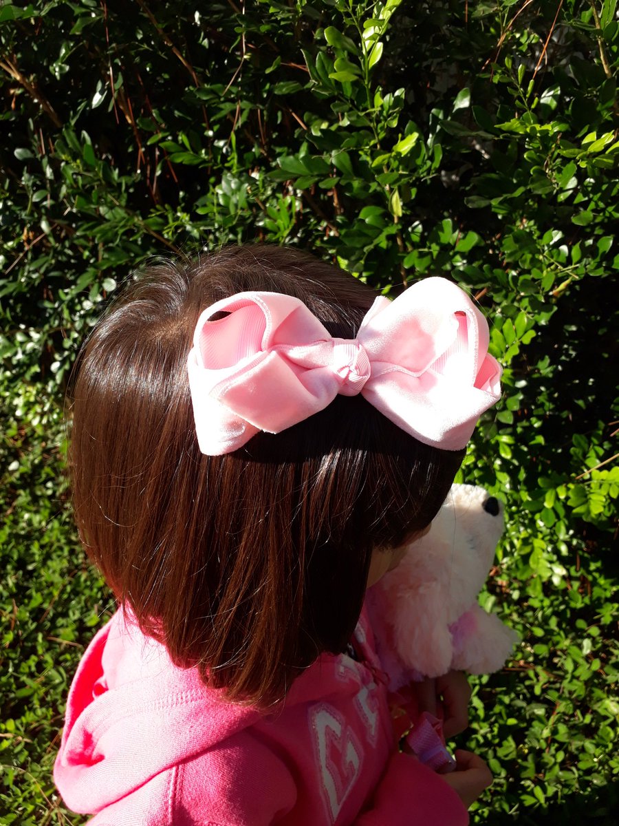 grupocoloreta's tweet photo. Laço de veludo para o inverno. Valoriza o look e fica lindo😍 #lojacoloreta #modainfantil #lojaemosasco #maedemenina #mundocorderosa https://t.co/dZj8fwkoI2