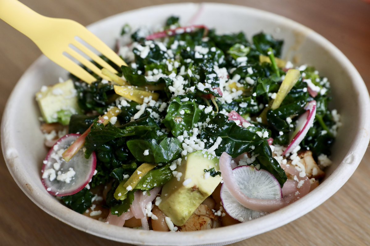 Bitesnsites's tweet photo. Holy #guacamole! 🥑 @cheffordfry new #littlerey opens TODAY!  Glorious 🐓 #chicken #alcarbon #breakfasttacos 🌮 #ensaladas 🥗 #margaritas and #softserve 🍨 sooooo good! https://t.co/d8ITclQayI