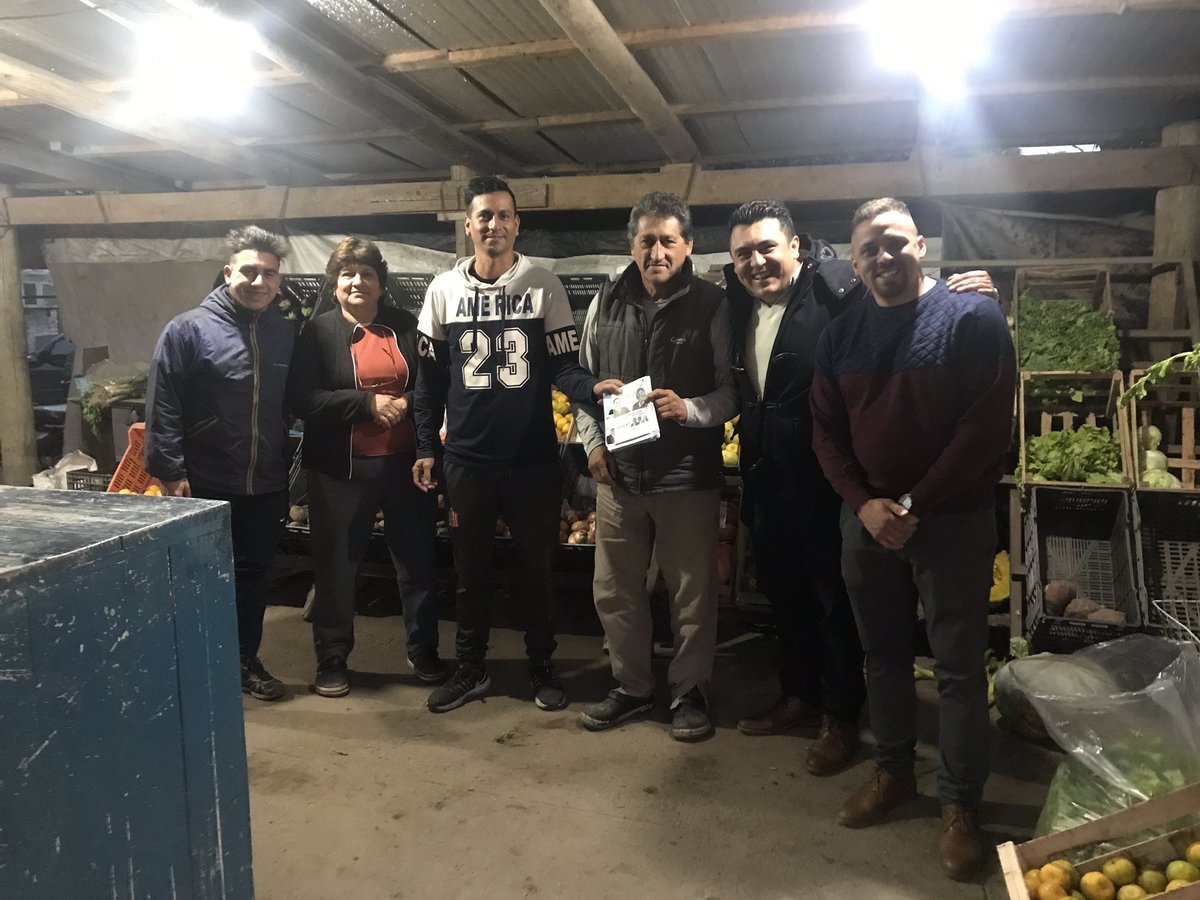 BoinaBlancaYB's tweet photo. En la verdulería de la familia #Pajon junto a los amigos que nos reciben de manera cordial y se siguen sumando para que juntos #EvolucionemosYerbaBuena #ArielGarciaGobernador #TataPisarelloViceGobernadora #MaxiGarciaLegislador #PabloLucianoIntendente #BenjaminZelayaConcejal https://t.co/r327fDzXY1