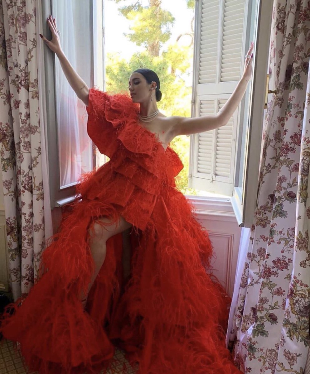 badestoutfit's tweet photo. dua lipa in antibes, france https://t.co/NKf5KxjBVX