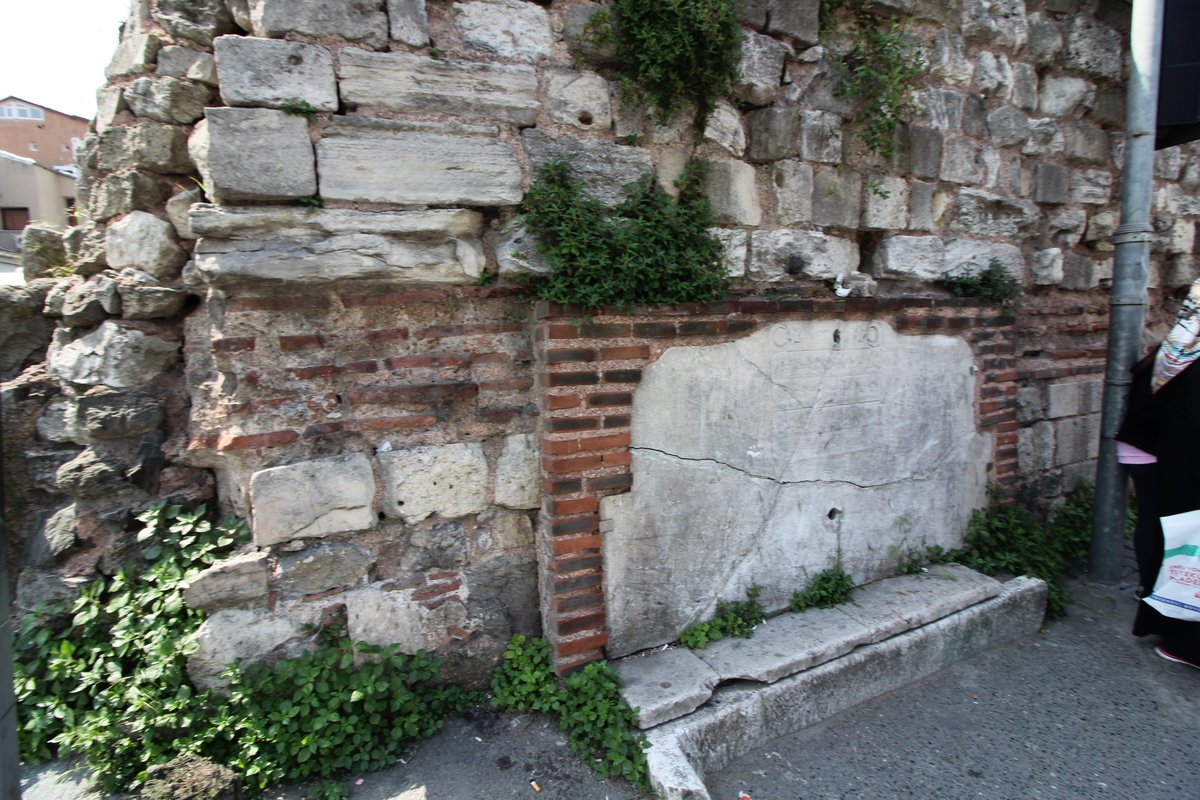 #İstanbulÇeşmeleriAksın 

Kuruyan çeşmeye mi acırsın, mahvolmuş tarihi esere mi, her gün önünden geçen gözü nasırlaşmış kitleye mi, susuzluktan ölen kuşa kediye, köpeğe mi, bu suyu pet şişede para ödeyerek aldığına mı? 

Fatih, Yerköğlü Hacı Ahmet çeşmesi <a href="/agahefendi__/">Ali Osman Dilekoğlu</a>