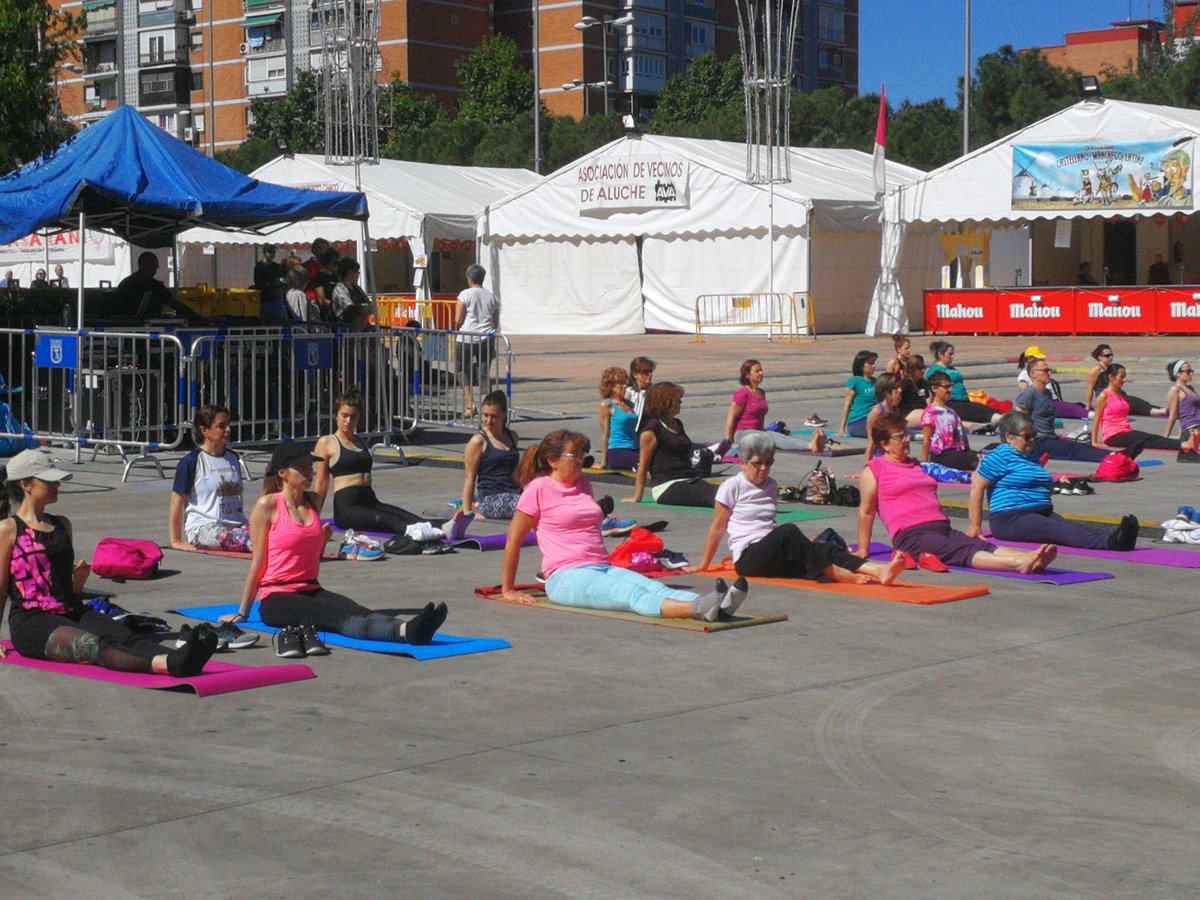 CCTreceRosas's tweet photo. También tuvimos un momento de relax el pasado Domingo nuestra Asociación hizo #MasterclassdeYoga en el #ParquedeAluche. Enhorabuena a #Azucena por su iniciativa.
#FiestasAluche2019
@JMDLatina https://t.co/aDvSuTyjIE