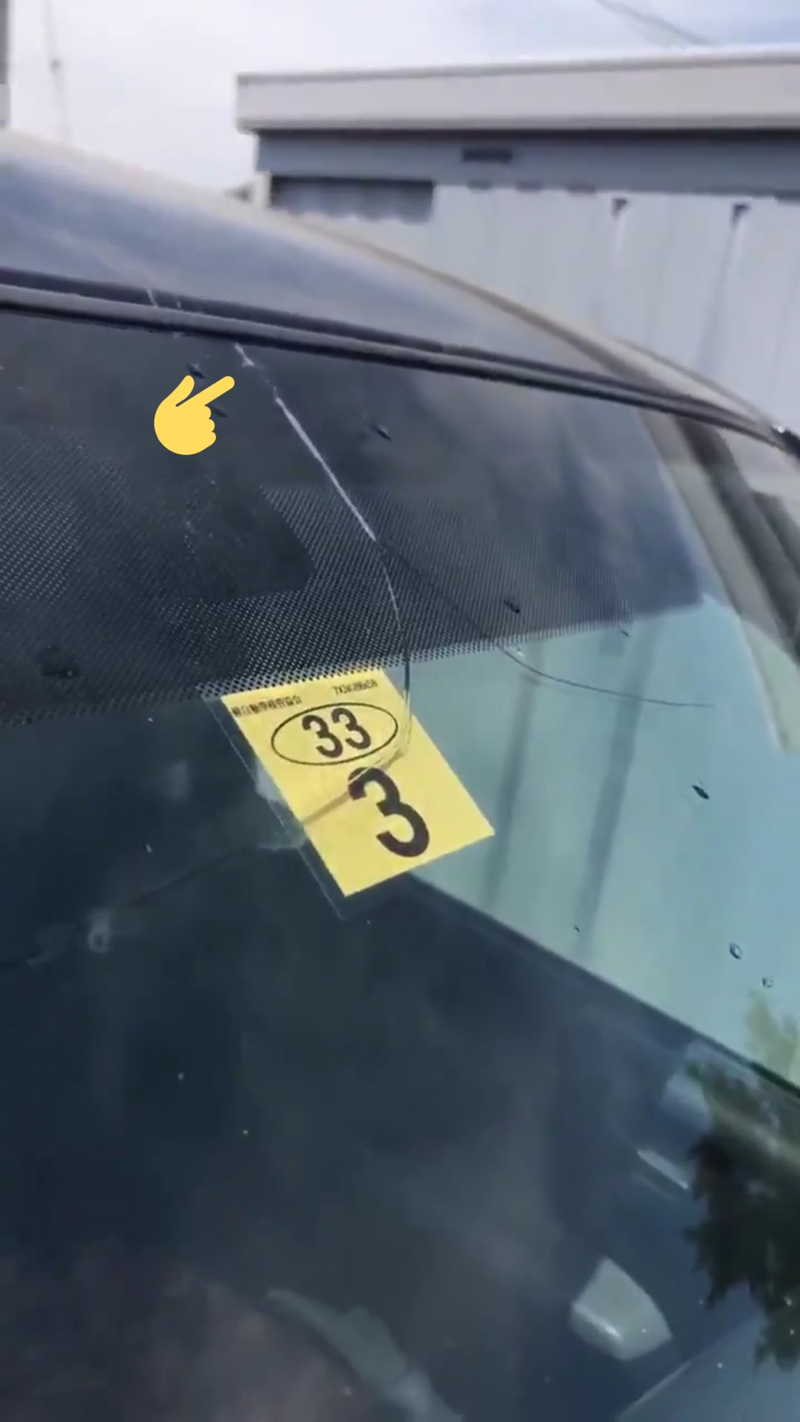 ザスティン ゲェジー 純粋な温度差でガラスが割れる事はほぼ無くてですね 元々飛び石とかで小さなヒビが入ってたガラス が熱くなってるところに水掛けると割れるのです このケースではこの辺が起点臭いかな 謎の割れ方したガラスはヒビを辿るとほぼ全て