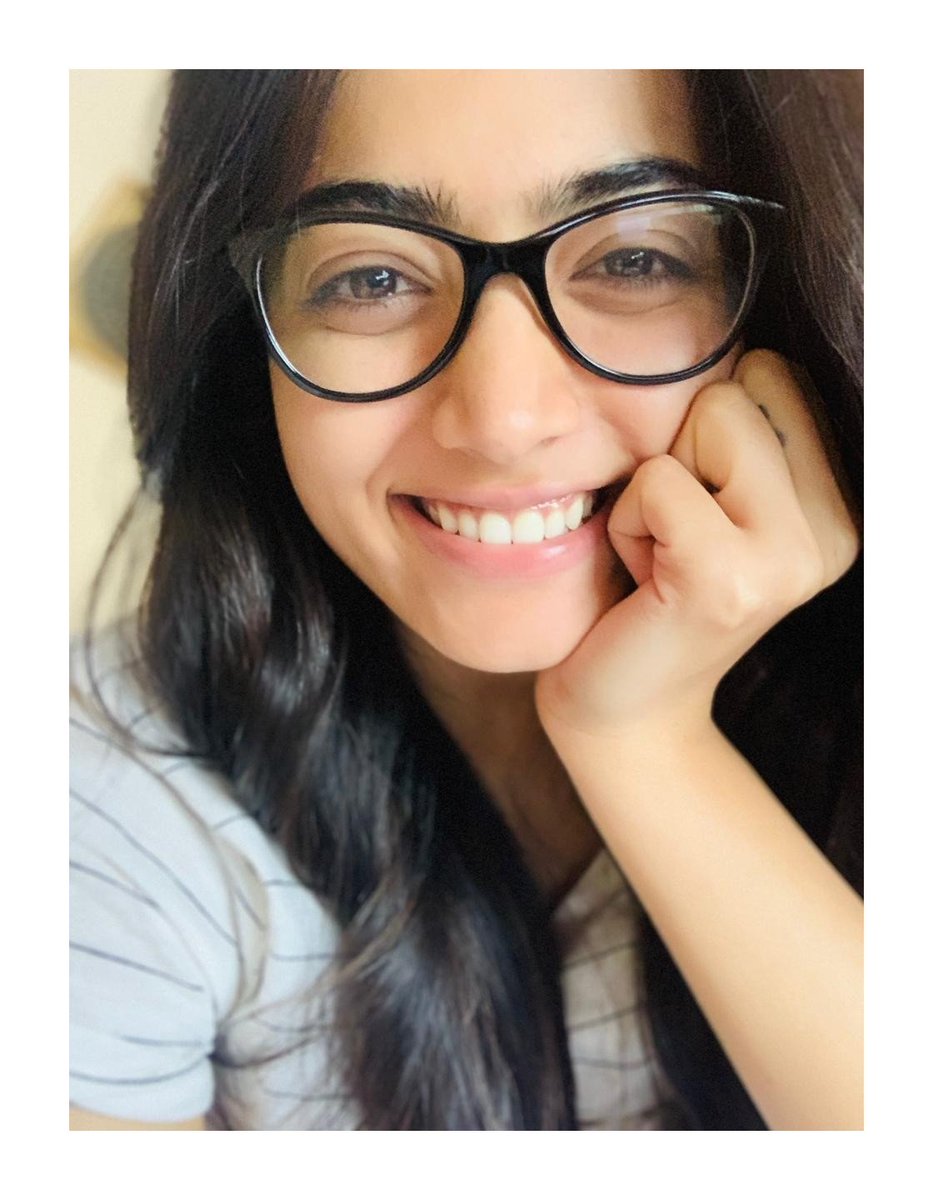 Rashmika4ever's tweet photo. The Similarities between these two Pics are -
#Charmness & #Cuteness
Outfit and hair Style may be differ for each and every Pic but the above two things Charmness & Cuteness remains same in all of their @iamRashmika Pics๐๐๐๐๐๐๐๐ https://t.co/66Rb7mEue6