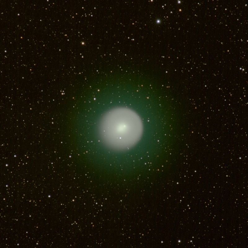 AstroEsfm's tweet photo. #PlanetTuesday
The coma changes its size as the comet moves towards the Sun. It is very large, about Jupiter size, until the comet is 1.5 AU far from the Sun, where the solar wind is strong enough to blow away its material, which is push into the tails.
Comet Holmes by Gil-Estel https://t.co/qzSOCpmYhB