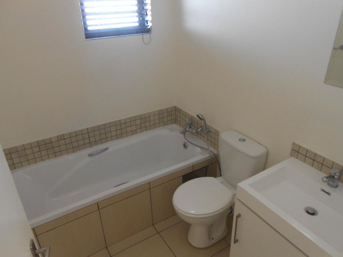 Ishshah_B's tweet photo. The yard is also quite big. There's a communal play area for the kids and entertainment area.
Barbeque Downs is between Kyalami, Waterfall and Sunninghill.
#ResidentialProperty
#ApartmentToLet
#MidrandProperty https://t.co/IZWj3mTx7h