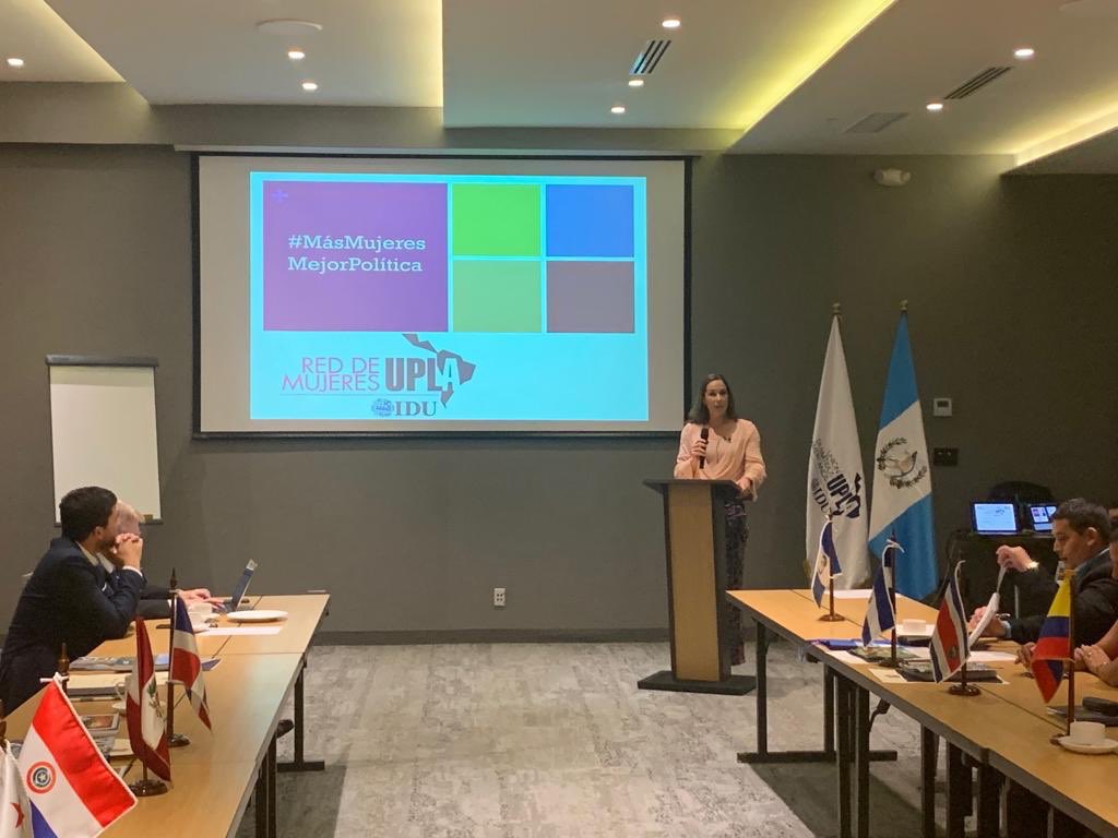 MujeresUpla's tweet photo. @IsabelArzu , de Guatemala, representando a las 🚺 que forman parte de la Red de Mujeres UPLA en el Encuentro de Alcaldes 2019. Vamos por Más! #MásMujeresMejorPolítica https://t.co/2KXUaROFZT