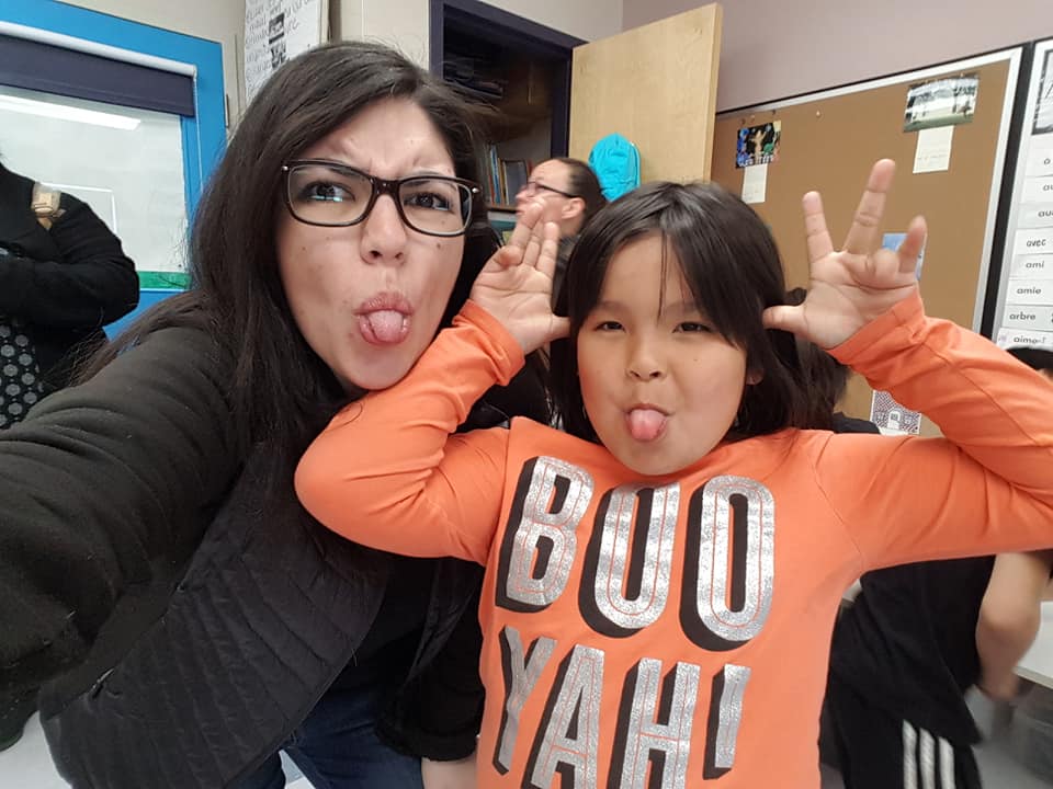 radiododoorg's tweet photo. Notre coordonnatrice @BendahmaneSanaa en mission à Val d'Or pour préparer le lancement d'une émission @RADIO1DODO dédiée aux enfants autochtones !
#StayTuned #RadioDodo #Emission #Enfants #Autochtones #CCUNESCO #LangueAutochtone #Ecole #Paix #Amour https://t.co/S6CihE6hWS