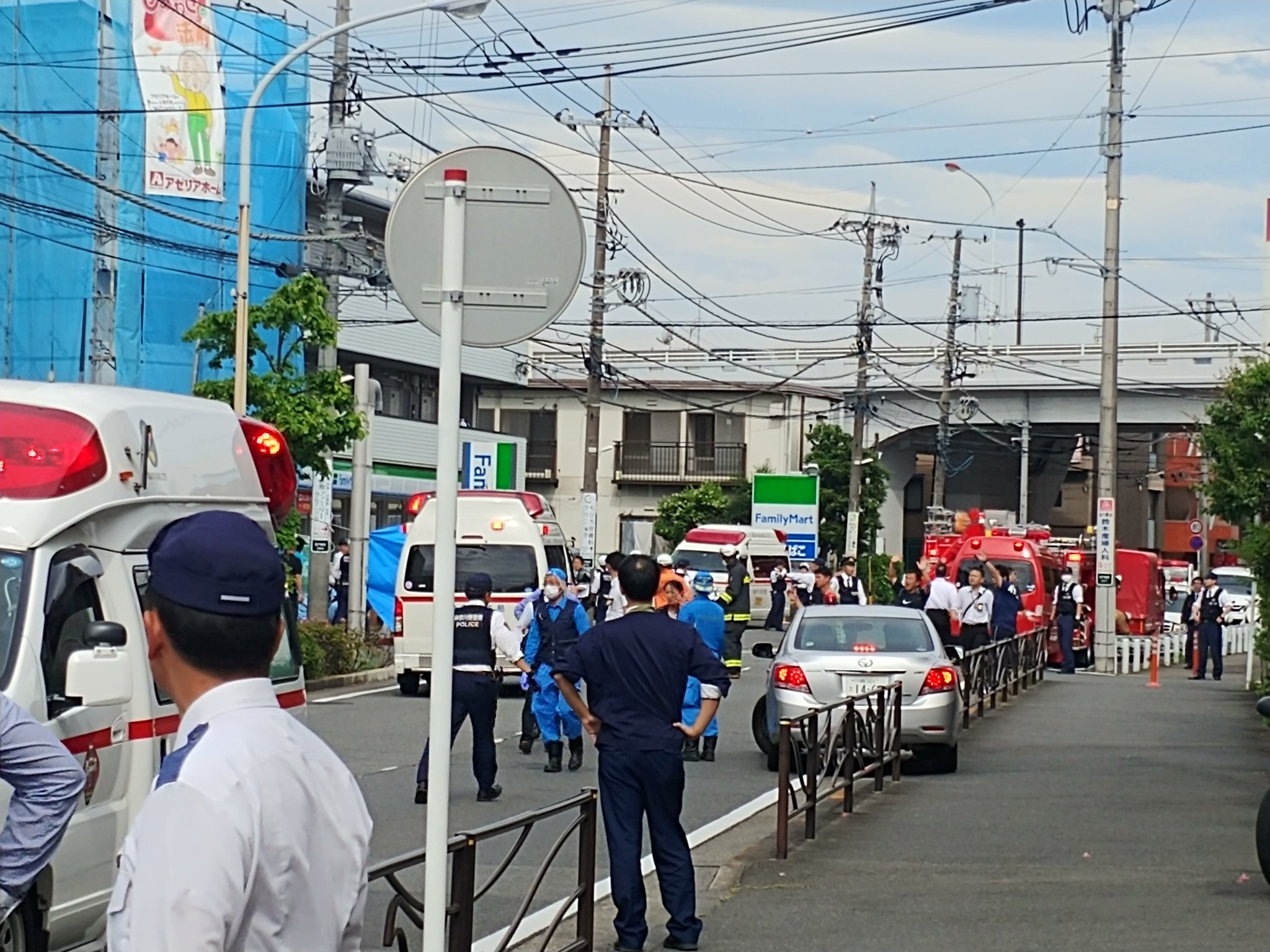 川崎市の通り魔殺人事件で大量の緊急車両が集結している画像