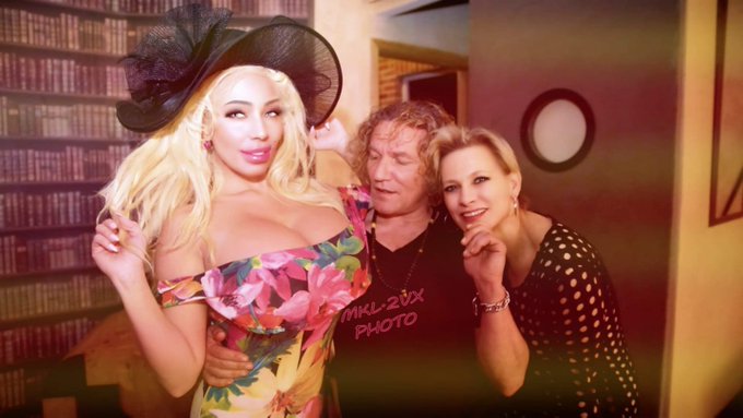 Avec mes amis Laurent et Steffy au Bubble lounge hotel............ https://t.co/y5nE5eKx9V<a href="/tag/tittytuesday"class="tags"><span>#tittytuesday</span></a>