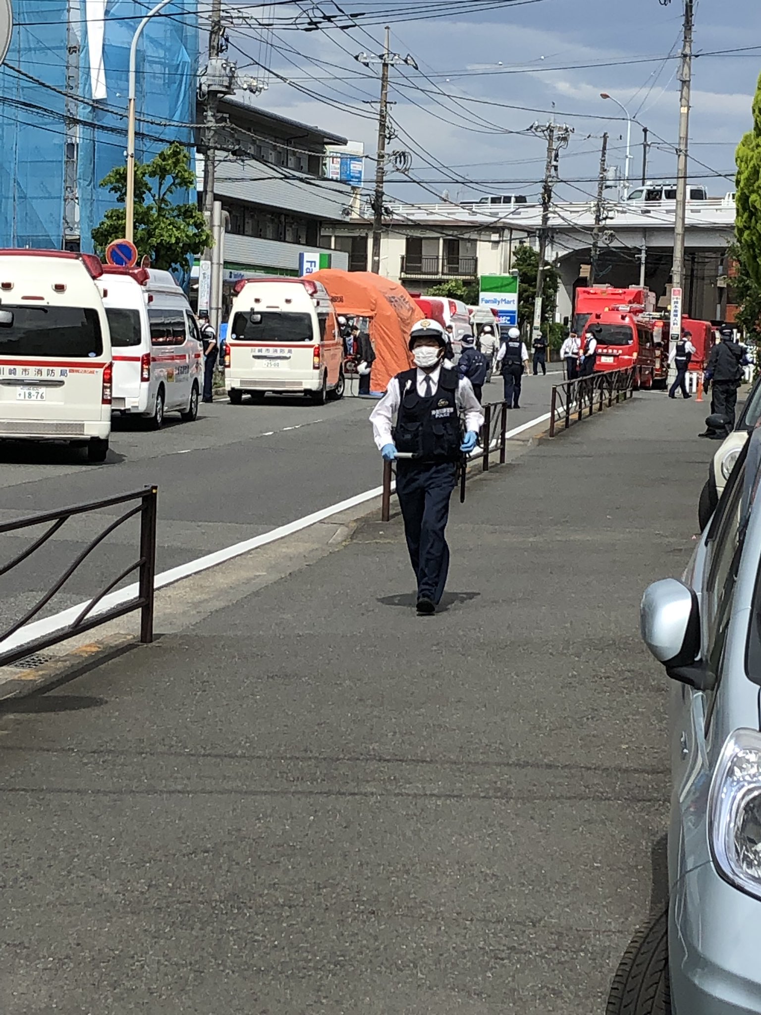 川崎市多摩区登戸新町の無差別殺人事件で現場検証している画像