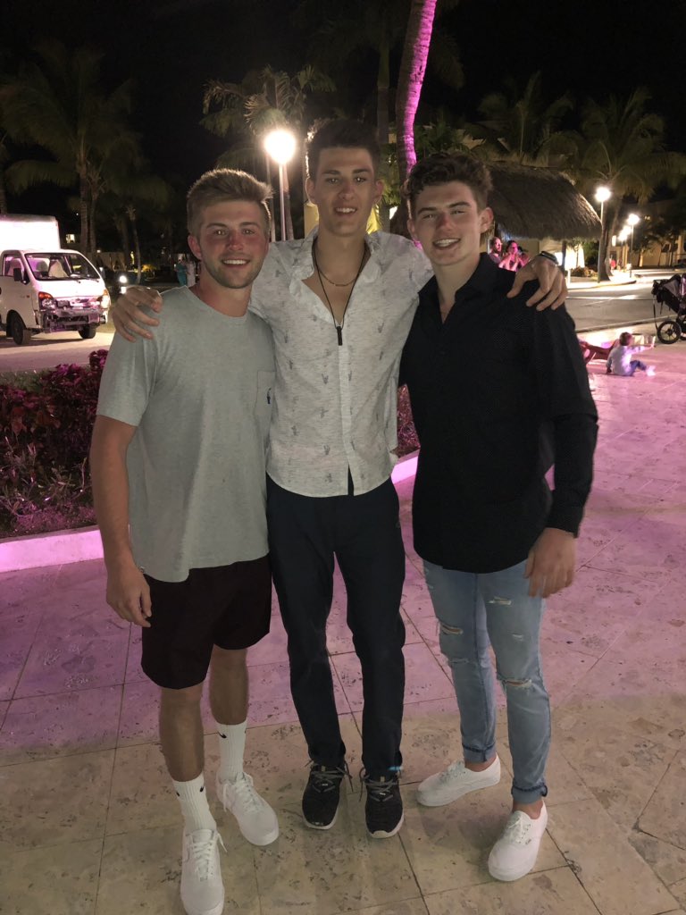 WeckmanJ's tweet photo. Happy birthday @JacobRongitsch hope you had a great day homie🤘🏼 glad I could spend some time with ya last night🤑 #postedup https://t.co/4YRuUZqsWK