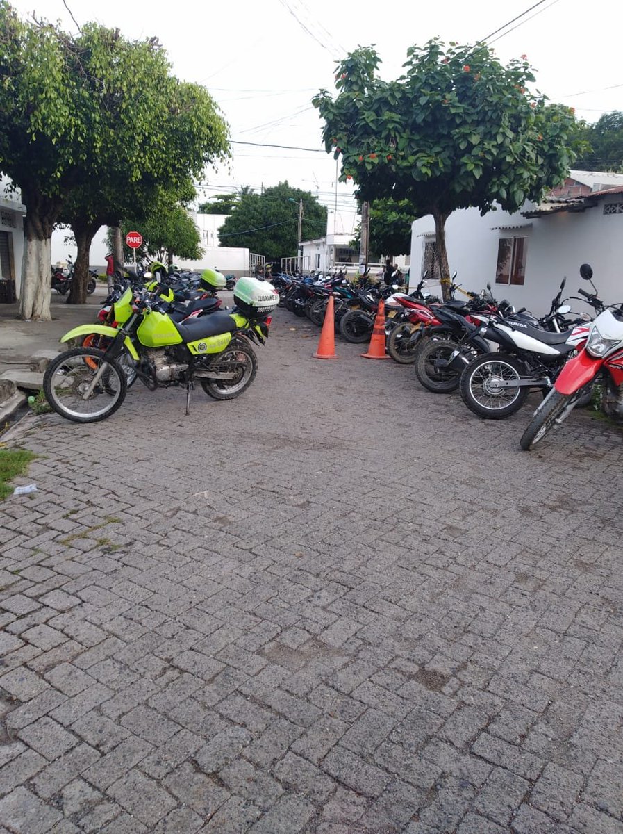 Gusayala98's tweet photo. Motos de patrulleros y funciones de @PoliciaMonteria @PoliciaColombia obstaculizan el paso de vehículos por Diagonal 11 B/ La Granja. Se han hecho reclamos y sigue el problema @monterialcaldia @PoliciaMonteria ¿No que la fuerza publica debe poner el ejemplo? https://t.co/1rc4tIe1xe
