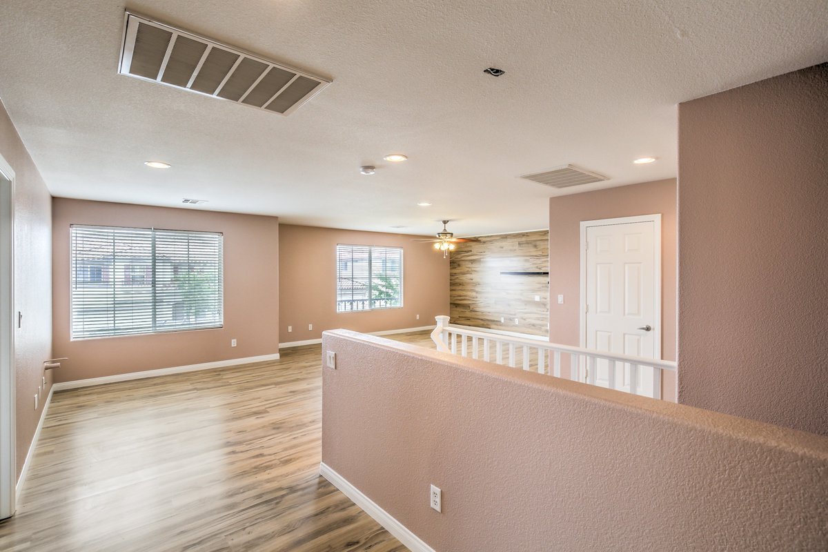 amrenrealty's tweet photo. ❗️❗️NEW LISTING❗️❗️
Bright Two Story House For RENT

3 beds - 2.5 bath - 2,697 sqft

✅  Freshly painted

✅ Beautiful  laminate flooring thru out

✅ Huge loft upstairs

✅ 3 car garage

Price: $1,900/mo

To schedule a tour please call Realtor Inna Mizrahi at ☎️ 702-812-6828 https://t.co/DgaQlvWjSa