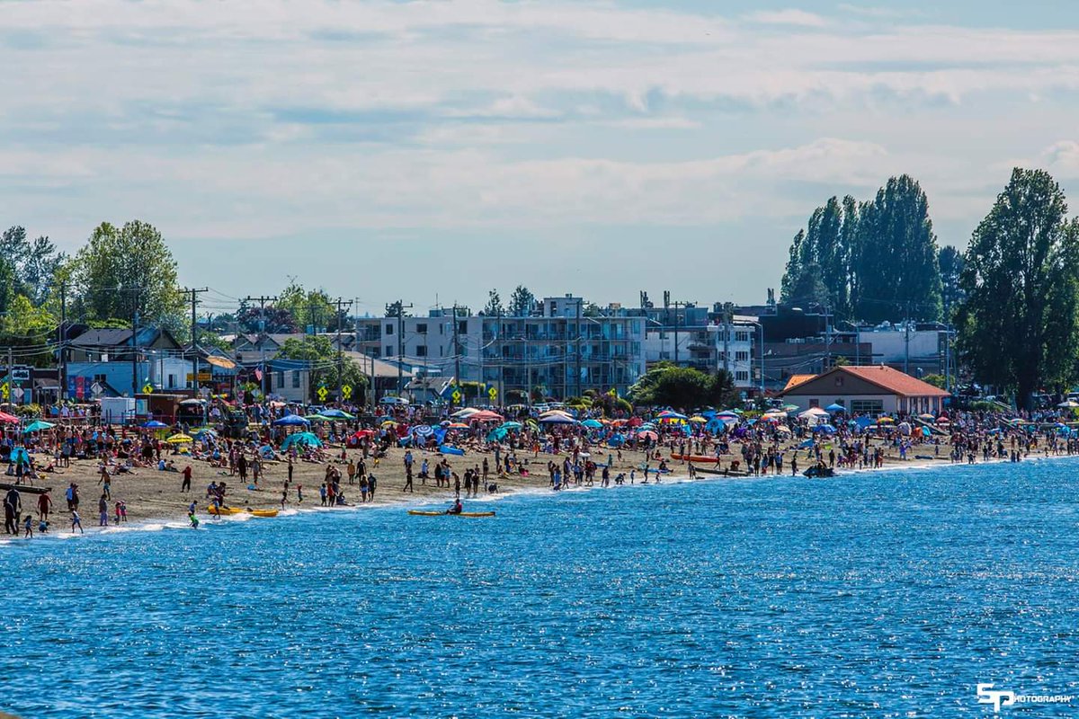 westseattleher's tweet image. Alki Beach was slammed for Memorial Day as hundreds of people came down to enjoy the warm sunny weather on 5/27/19. Photo courtesy of David Rosen / SlickPix Photography