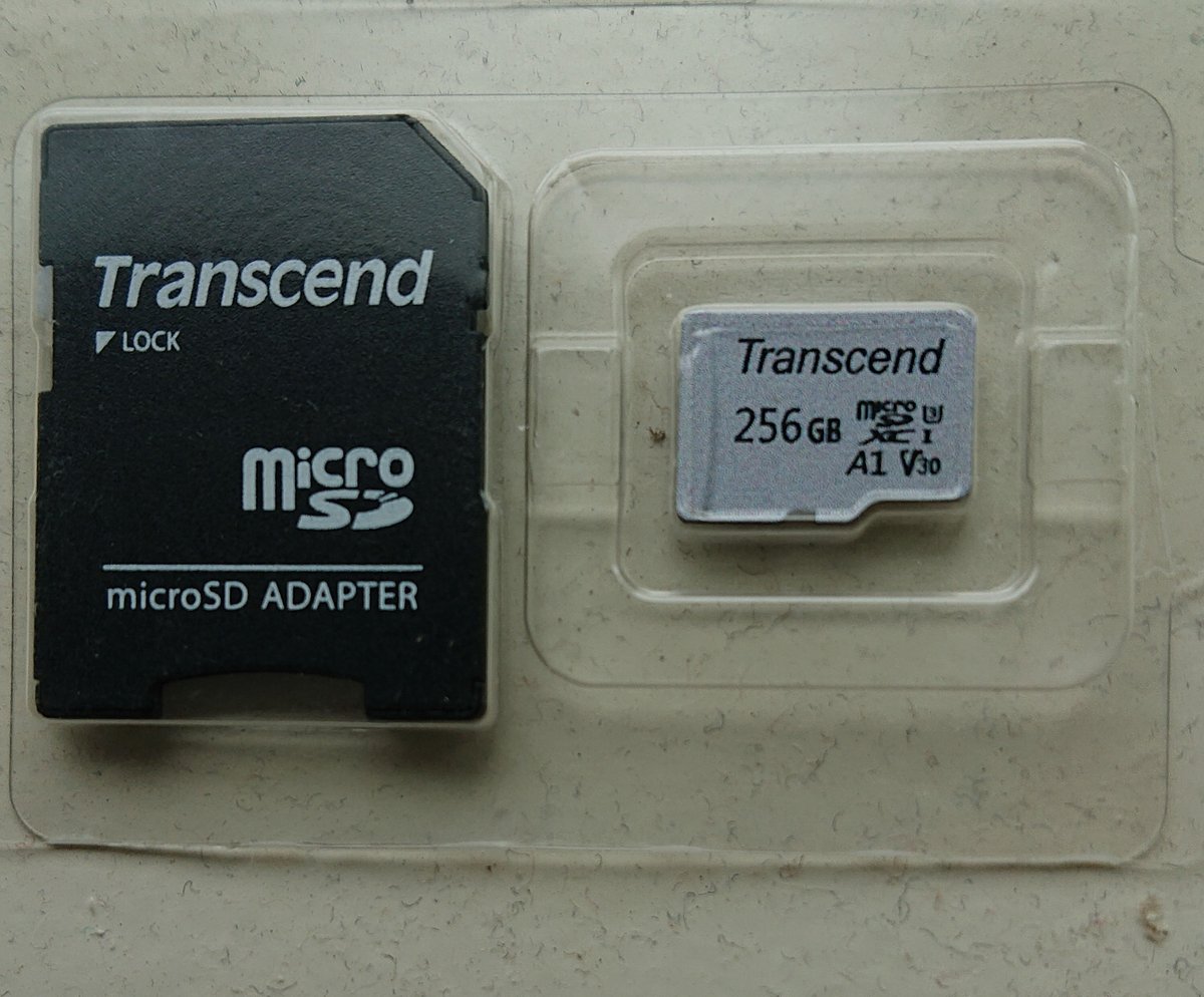 トランセンドジャパン ついにきたか トランセンドの本物の偽物の256gb Microsdカード 今までは有り得ない製品だったので一発で見分けつきましたが256gb出した今 この銀色のやつは判別しずらいですね まぁ仰る通り自体があからさまに怪しいですが