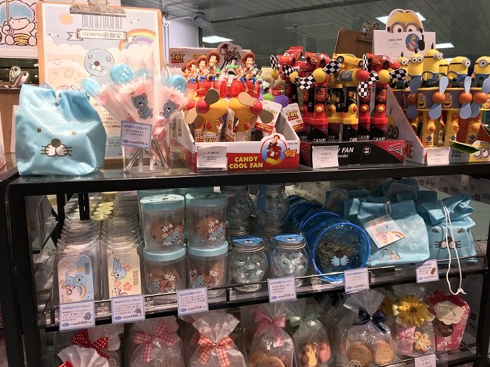 ぼのぼの 公式 グッズ情報 ぼのぼの Its Demoのお菓子が全国のits Demo店舗にて発売中 お 店ごとに可愛く並べられた ぼのぼのポップアップコーナーが設置されています ぜひお近くのイッツデモでぼのぼのグッズを見つけてみて下さいね 詳細は ぼのぼの 公式 グッズ情報 ぼのぼの Its Demoのお菓子が全国のits Demo店舗にて発売中 お 店ごとに可愛く並べられた ぼのぼのポップアップコーナーが設置されています ぜひお近くのイッツデモでぼのぼのグッズを見つけてみて下さいね 詳細は