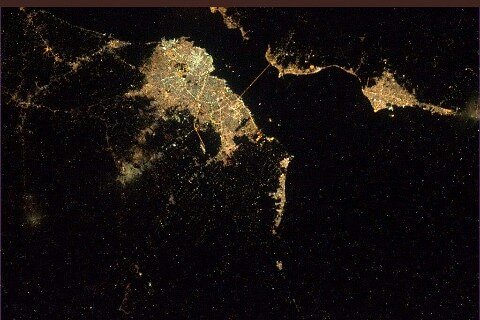MeteoZulia's tweet photo. Sabias que el astronauta @cmdr_hadfield vivió en el #Zulia en su niñez? Si Vivió en #Cabimas y cuando estuvo en la #ISS saco esta fotografía! #Maracaibo #SantaRita #LosPuertos #lacañada #LaConcepcion #LaPaz #SantaCruzdeMara y los #Haticos😎 😁
Su papa trabajo en una petrolera https://t.co/vJVFpIepku