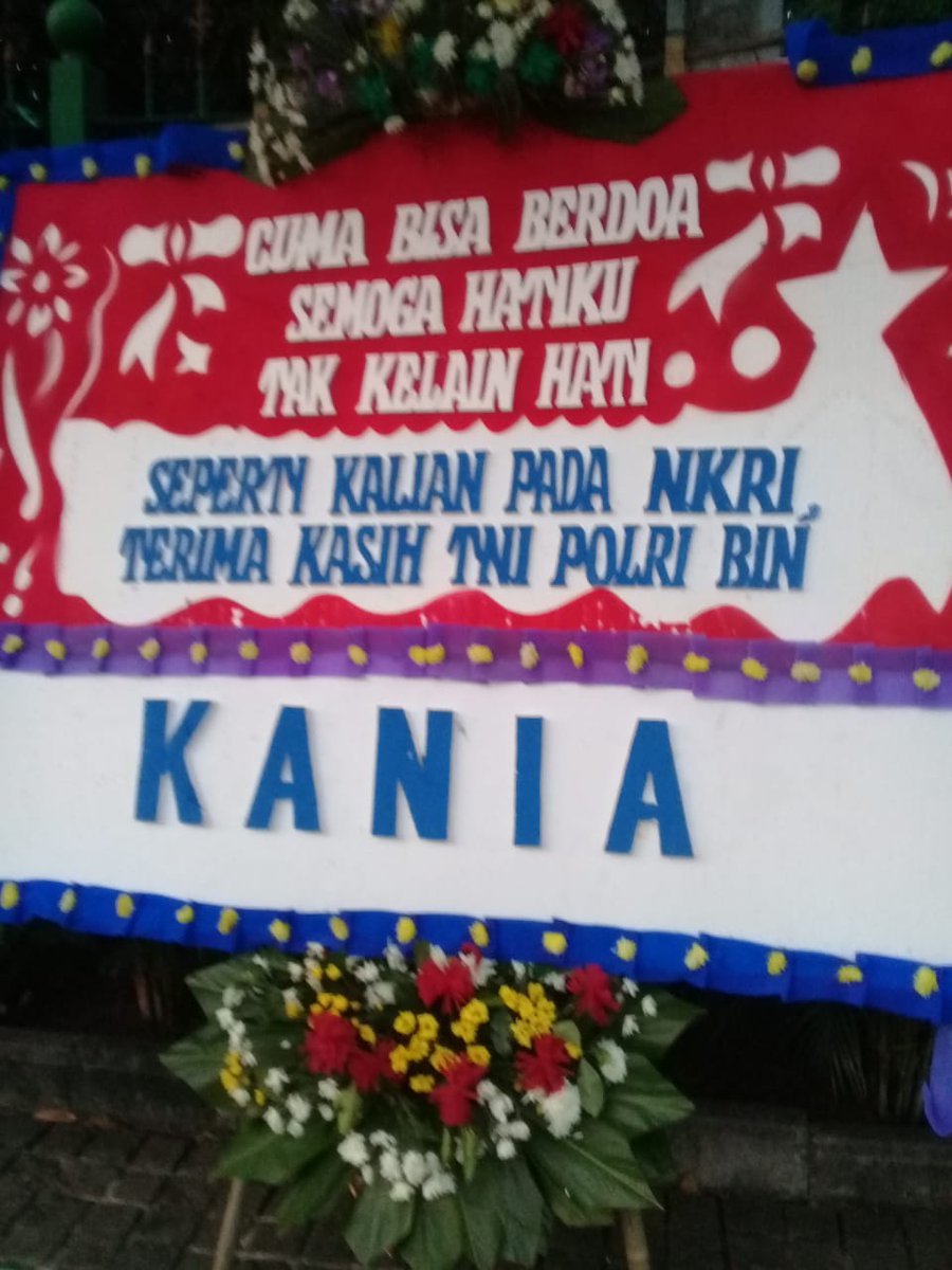 januraendraloka's tweet photo. Kawasan Monas pagi ini dipenuhi karangan bunga dari msyarkt yg ditujukan utk TNI-Polri. Slh 1 yg menarik bertuliskan "Cuma Bisa Berdoa Semoga Hatiku Tak Ke Lain Hati. Seperti Kalian Pada NKRI. Terimakasih TNI Polri BIN. KANIA. Manis banget #TerimakasihPOLRI #TerimaKasihTNIPOLRI https://t.co/b6gwm65sBm
