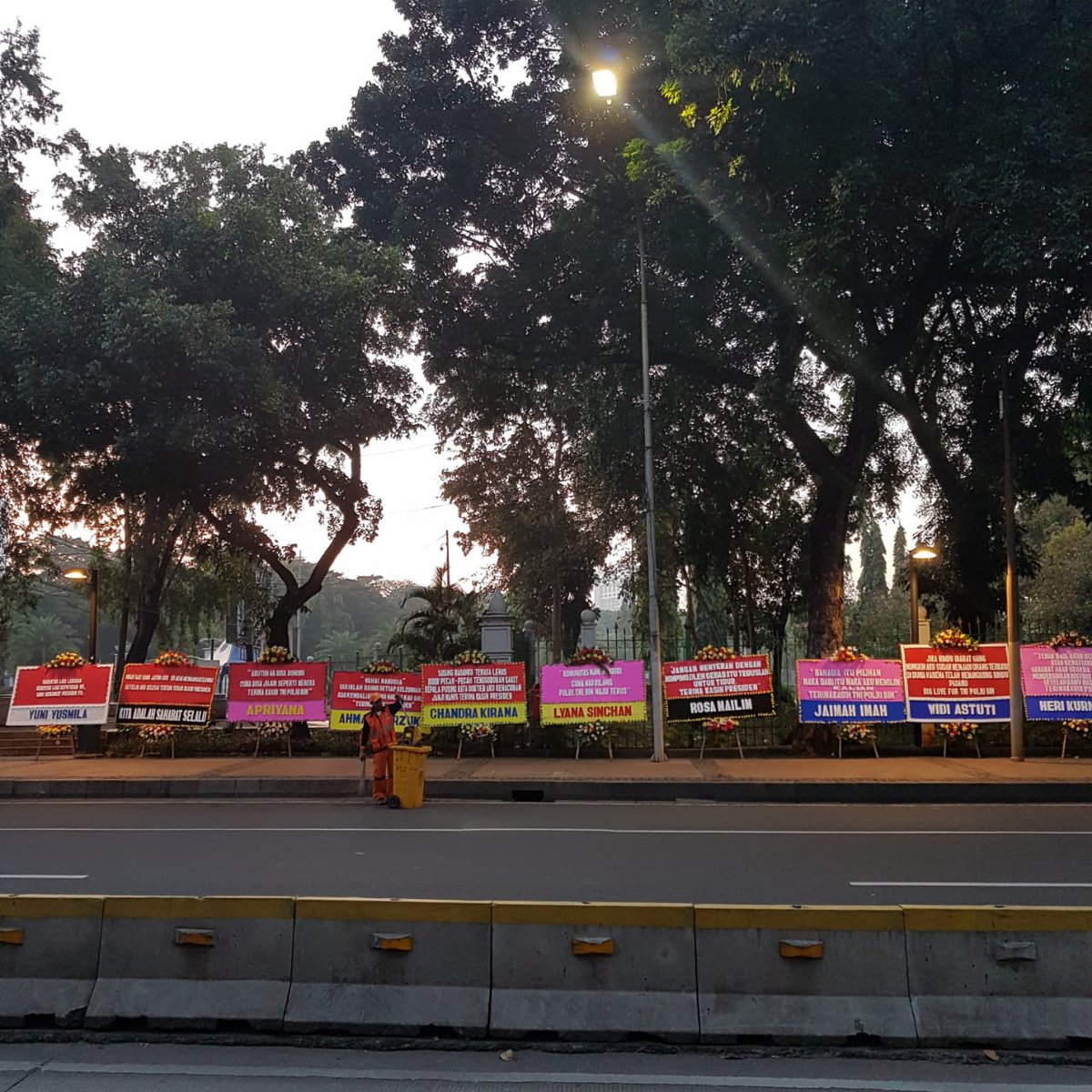 januraendraloka's tweet photo. Kawasan Monas pagi ini dipenuhi karangan bunga dari msyarkt yg ditujukan utk TNI-Polri. Slh 1 yg menarik bertuliskan "Cuma Bisa Berdoa Semoga Hatiku Tak Ke Lain Hati. Seperti Kalian Pada NKRI. Terimakasih TNI Polri BIN. KANIA. Manis banget #TerimakasihPOLRI #TerimaKasihTNIPOLRI https://t.co/b6gwm65sBm