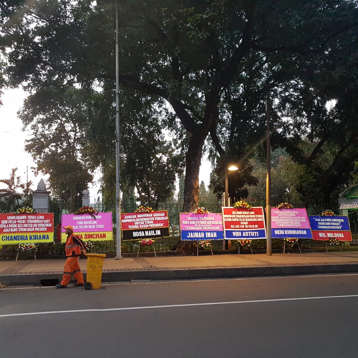 Kawasan Monas pagi ini dipenuhi karangan bunga dari msyarkt yg ditujukan utk TNI-Polri. Slh 1 yg menarik bertuliskan "Cuma Bisa Berdoa Semoga Hatiku Tak Ke Lain Hati. Seperti Kalian Pada NKRI. Terimakasih TNI Polri BIN. KANIA. Manis banget #TerimakasihPOLRI #TerimaKasihTNIPOLRI