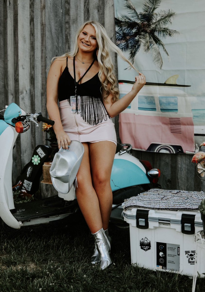 faith_davis1's tweet photo. appreciation post for my BEAUTIFUL sister. wished I looked this pretty at 16 🌸🍯💗🌼 https://t.co/6hnT2xZ7kh