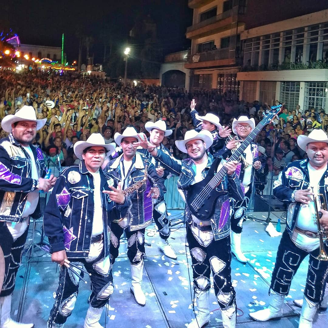 vallarta_show's tweet photo. Así fue nuestra presentación la 4° edición del Festival Internacional del Volcán, no olvidaremos esta noche donde miles de voces se unieron para cantar y bailar nuestras canciones. 😊

¡La sacamos del estadio, Colima!
Muchas Gracias a toda nuestra #FamiliaBandaVallartaShow https://t.co/bMrFVrMlvM