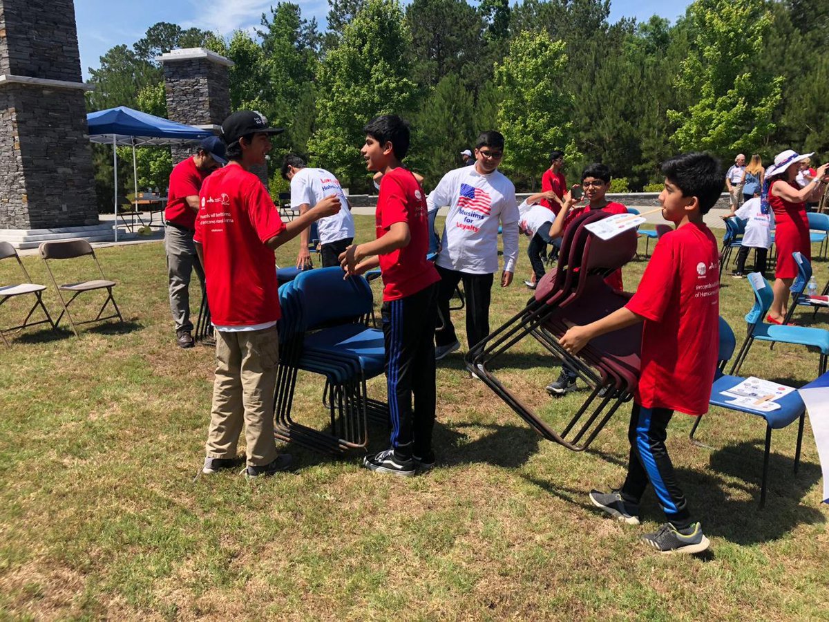 MuslimYouthUSA's tweet photo. Our #MuslimYouth of @MKA_Atlanta showed their appreciation and decided to #HonortheFallen by passing out water at the #MemorialDay event and even helped stack chairs after. #HonorThem. #MuslimsForVeterans #MuslimsForRemembrance #MuslimsForService https://t.co/Cw4USsG3cf