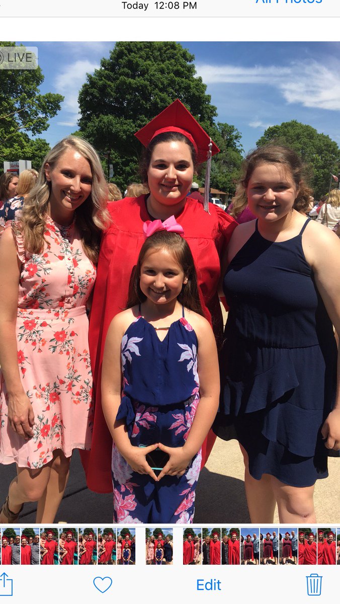 WeikertChoppy's tweet photo. I'm done 👩‍🎓✌#2k19Grad https://t.co/QSN9YxOElC