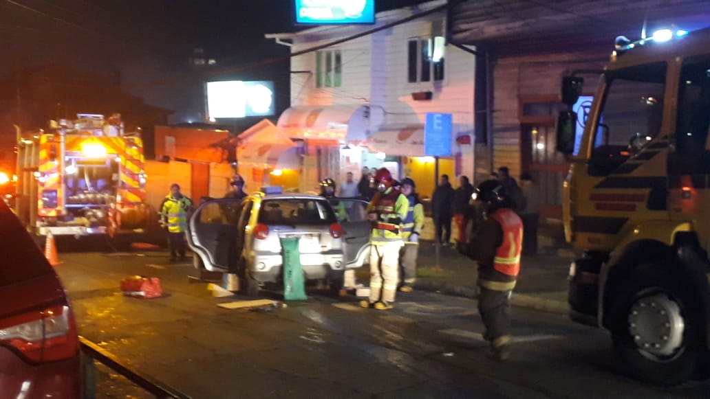 Geosorno01's tweet image. #osorno Freire y los carrera,colisión vehicular dos vehículos menores, 4 personas lesionadas,bomberos trabaja en el lugar