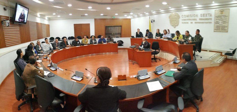 Carolinanovoam's tweet photo. Seguimos trabajando por los comerciantes de San Andresito; hoy estuvimos en una mesa de trabajo con nuestra representante @irmalherrera y con la presencia de la Dian, representantes del Ministerio del Trabajo y nuestros líderes. 
@PartidoMIRA @CaracolRadio @carlos_guevara https://t.co/DfhFXI9dvi