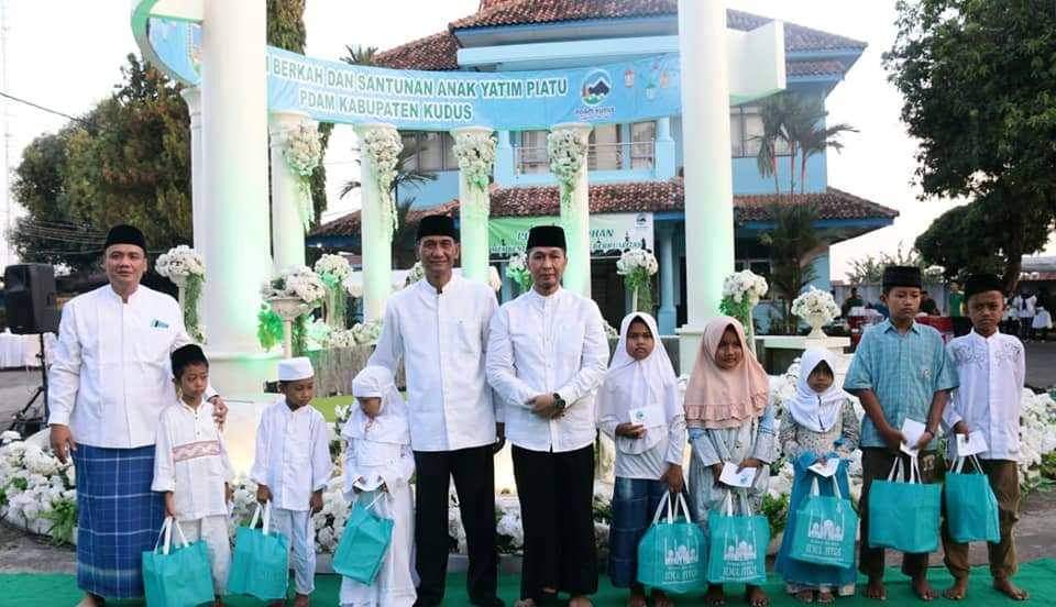 Bupati Kudus Ir H.M. Tamzil, MT didampingi Wakil Bupati H.M. Hartopo, ST. MM. MH dan Direktur Utama PDAM Kab. Kudus Ayatullah Humaini, SE. MM menyerahkan santunan untuk anak yatim piatu Dalam Acara "Berbagi Berkah dan Santunan Anak Yatim Piatu PDAM Kab. Kudus" Tahun 2019