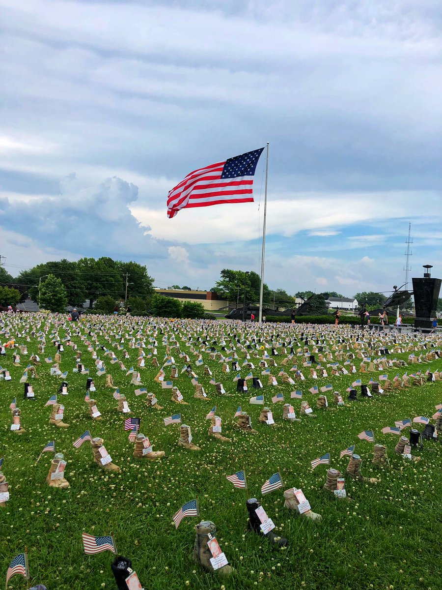 JulesMPfeifer's tweet photo. Today we walked the boot display of over 7,600 boots @FortCampbell 
Dedicated to service members of all branches who have died while serving our country since 9/11/2011.

“Live your life worthy of their sacrifices” -Debbie Lee @AmericasMighty @USArmy https://t.co/kfxnTwl9lm