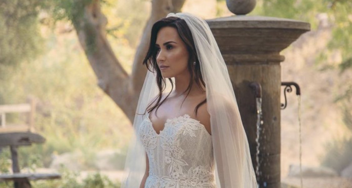 ashmarion_'s tweet photo. me when Peter the Pilot comes on my tv screen 
#thebachelorette https://t.co/CUWNLnqNna