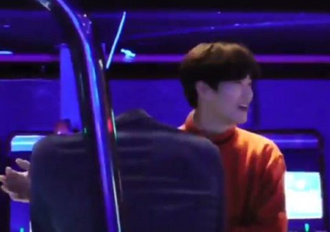 baby_or_babee's tweet photo. 의자 등받이인 줄 알았겠지만 고개 숙이고 있는 세훈이의 직각 어깨 https://t.co/nLPQMw8mUM