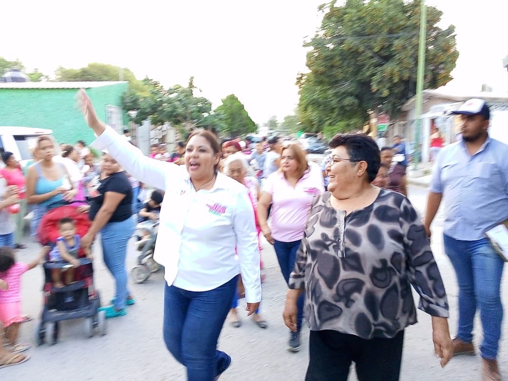 AnavelFernandez's tweet photo. Continuamos recorriendo las calles de nuestra ciudad,  compartiendo con la gente nuestras propuestas y escuchando las suyas, así como sus ideas y demandas más sentidas. ¡Estoy muy contenta de seguir dando #PorGómezTODO! 

#EstamosJuntos
#EsAhora https://t.co/2SmiViFM3j