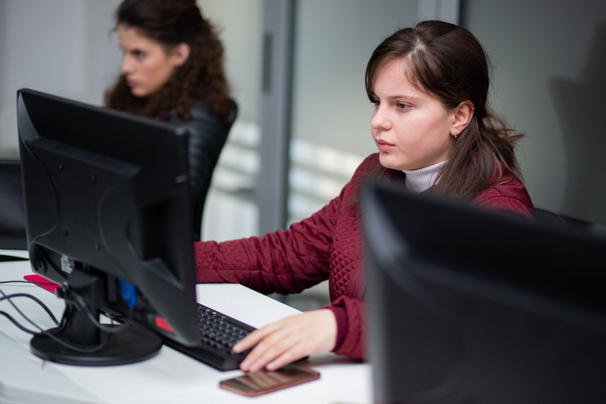 ICKosovo's tweet photo. Pas përfundimit me sukses të trajnimeve, nxënësve do t'ju ofrohet punë praktike me pagesë nëpër kompanitë dhe organizatat tona partnere.
Pjesë e programit "Training and Education with Marketable ICT Skills for Employment" mbështetur nga @EUKosovo 🇪🇺 https://t.co/3AuTAVCpyH